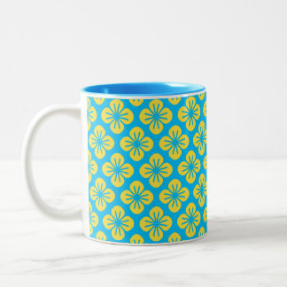 Bloempatroon in geel en turquoise tweekleurige koffiemok