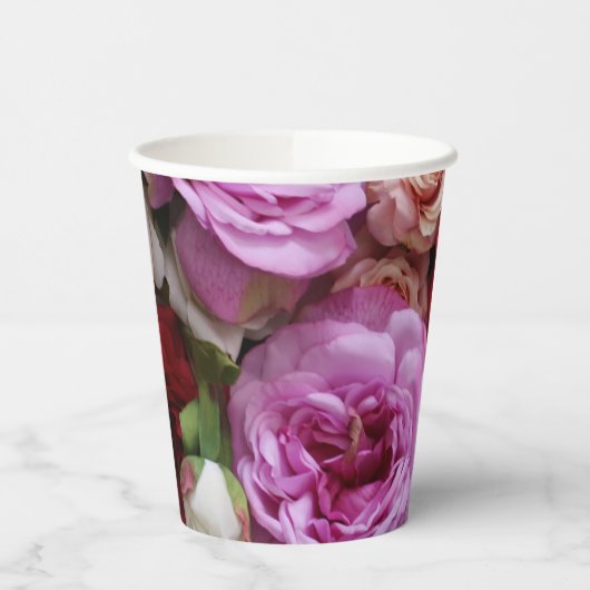 Bloempatroon papieren bekers met rozen en pioenroz (Links)