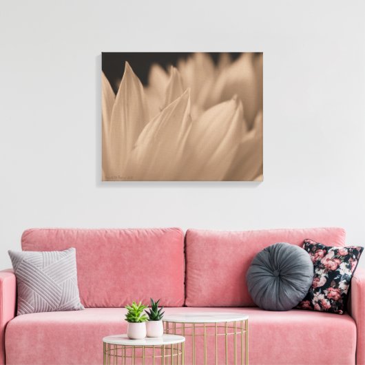 Bloempetalen in het Sepia Tone Canvas (Insitu (Woonkamer))