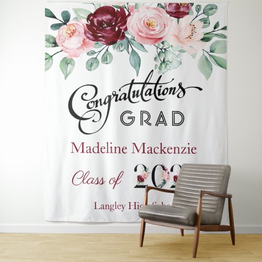 Bloemrijk Burgundy Roze Afstudeerfeest 2021 Achter Wandkleed (In situ)