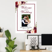 Bloemrijke bordeauxrode huwelijks-welkomfoto poster (Thuiskantoor)