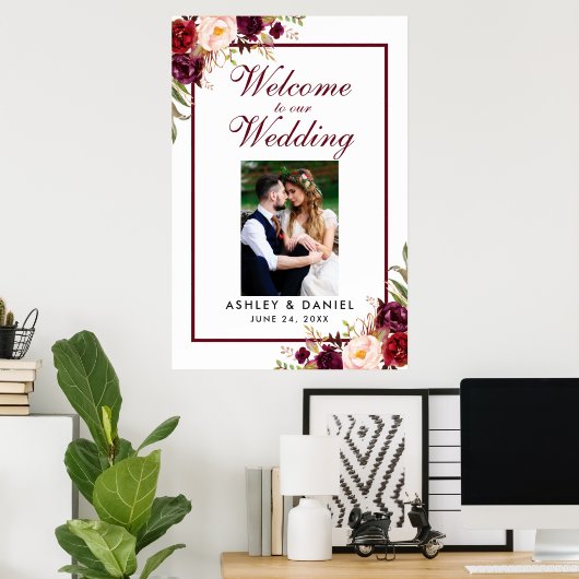 Bloemrijke bordeauxrode huwelijks-welkomfoto poster (Thuiskantoor)