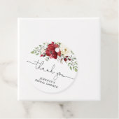 Bloemrijke burgundy bruidssalon bedankjes labels (In situ)