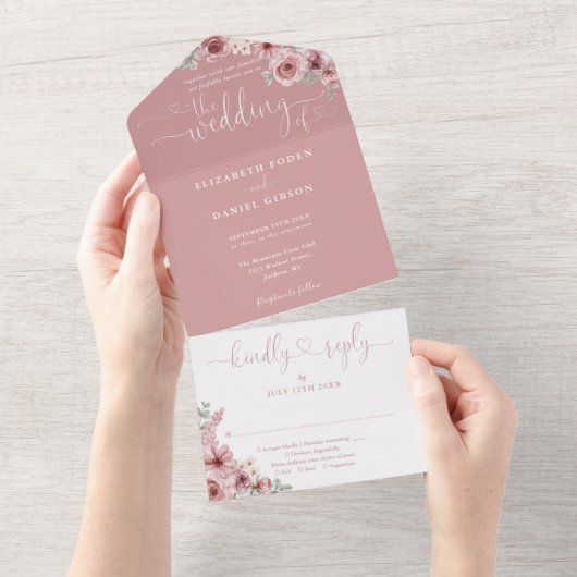 Bloemrijke kalligrafie script stoffige roze bruilo all in one uitnodiging (Afscheurbaar)
