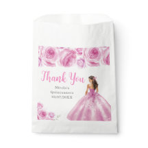 Bloemrijke prinses in lichtroze jurk Quinceanera