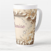 Bloemrijke rand met aangepaste naam latte mok (Rechterhoek)