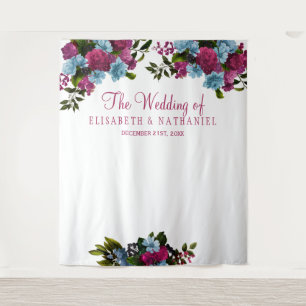 Bloemrijke roze blauwe chic trouwfoto booth achter wandkleed