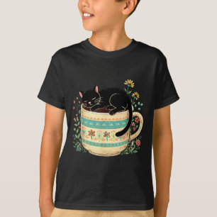 Bloemrijke zwarte kat die op koffie slaapt t-shirt