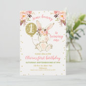 Bloemroze gouden konijn 1e verjaardag uitnodiging (Staand voorkant)