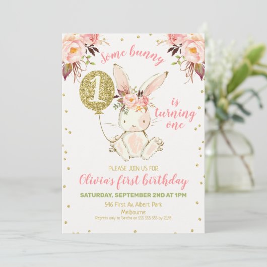 Bloemroze gouden konijn 1e verjaardag uitnodiging (Staand voorkant)