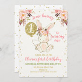 Bloemroze gouden konijn 1e verjaardag uitnodiging (Voorkant / Achterkant)