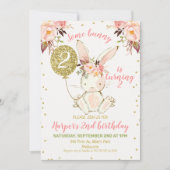 Bloemroze gouden konijntje verjaardagsuitnodiging kaart (Voorkant)