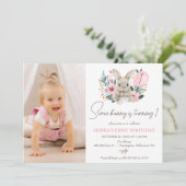Bloemroze met foto wat konijn 1e verjaardag kaart (Staand voorkant)