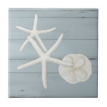 Bloemstaartschelp Sanddollar Shells Dusty Blue Woo Tegeltje<br><div class="desc">Eenvoudig, tranquil zeeoor geïnspireerd design is perfect voor een modern, stijlvol strandhuis of een kattenhuis aan de kust. Met de hand geschilderde oliepaar White Fingered Starfish en sun blekte zanddollarhellen met elegante, schilderige details, werd gemaakt door de internationaal erkende kunstenaar en ontwerper Audrey Jeanne Roberts. Katoenstoffige leisteen blauw, met weven...</div>