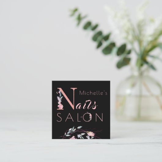 Bloemtypografie glitter roze zwarte nagels salon vierkante visitekaartje (Staand voorkant)
