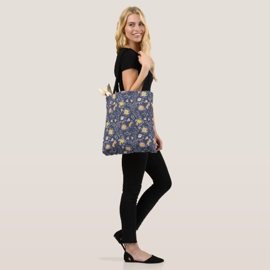 bloemwervelwind tote bag (Op model)