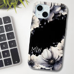 Bloemzwart-wit monogram iPhone 15 case<br><div class="desc">Schattige, meisjesachtig en eenvoudig modern zwart-wit bloemontwerp. Een klassieke maar grillige uitstraling met zwarte, grijze en crèmekleurige bloemen met crèmelettertype en chique moderne belettering. Bewerk alle tekst naar uw eigen informatie. Je kunt zelfs de achtergrondkleur veranderen naar alles wat je wilt! Chique Elegant Modern Floral Zwart Wit Monogram iPhone 15...</div>