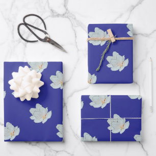 Bloesems op diepblauw inpakpapier vel