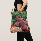 Blok van roze vlammen op een canvas tas (Dichtbij)