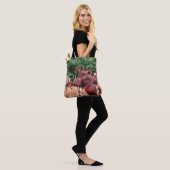 Blok van roze vlammen op een canvas tas (Op model)