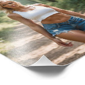 Blond Babe in Denim Shorts Wandering in Forest Foto Afdruk (Hoek)