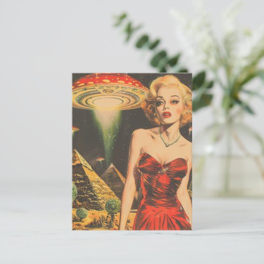 Blond en de UFO Piramide Desert Scifi Fantasy Briefkaart (Staand voorkant)