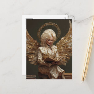 Blond engelachtige vrouw zittend op boeken terwijl briefkaart