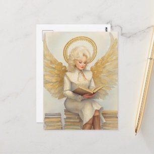 Blond engelachtige vrouw zittend op boeken terwijl briefkaart