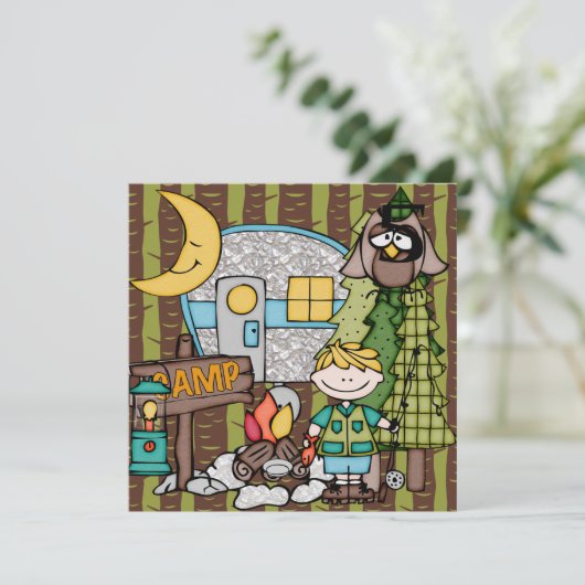 Blond Haar Jongen Camping Verjaardag Uitnodigingen (Staand voorkant)