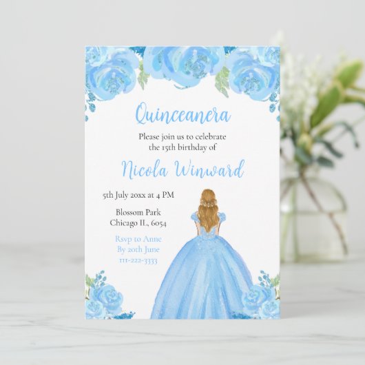 Blond Haar Prinses Blauw Bloemen Quinceanera Kaart (Staand voorkant)