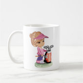 Blond klein meisje dat golf speelt koffiemok (Links)