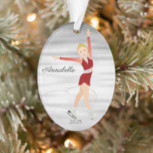 Blond kunstschaatser in rood ornament