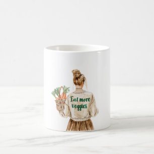 Blond meisje eet groenten wortels koffiemok