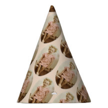 blond meisje in roze jurk pet