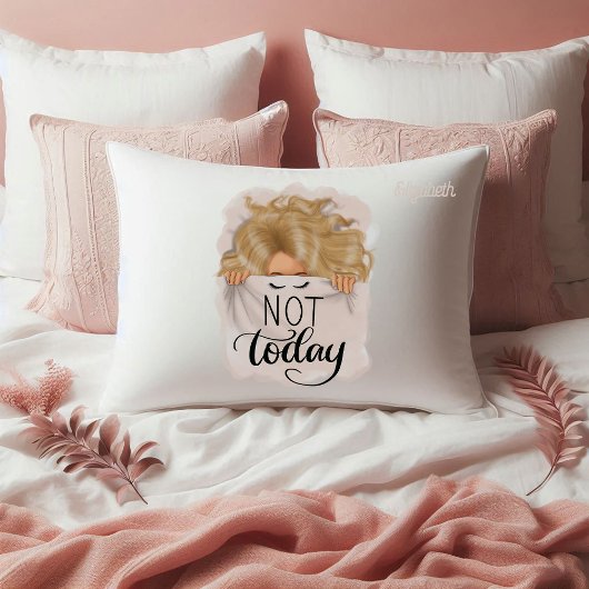 Blond meisje macht slaperige jonge blonde vrouw kussensloop