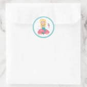 Blond meisje met cartoon van zeepaardvis ronde sticker (Tas)