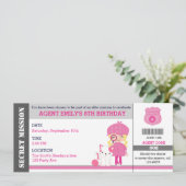 Blond Meisje Spion / Detective Ticket Verjaardag Kaart (Staand voorkant)