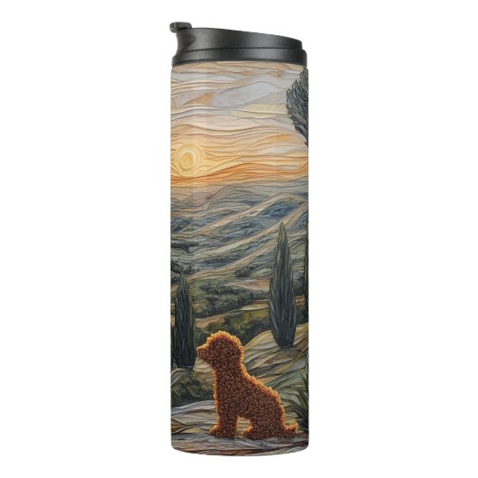 Blond meisje, wandelende bergen zonsondergang met  thermosbeker (Geroteerd rechts)