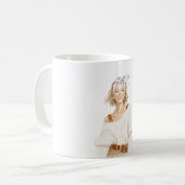 Blond meisje witte trui koffiemok (Voorkant links)