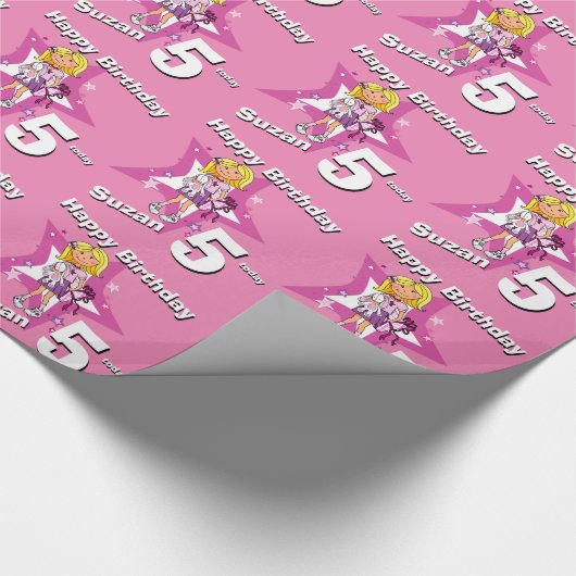 Blond meisjes roze gepersonaliseerd 5e verjaardag  cadeaupapier (Hoek)