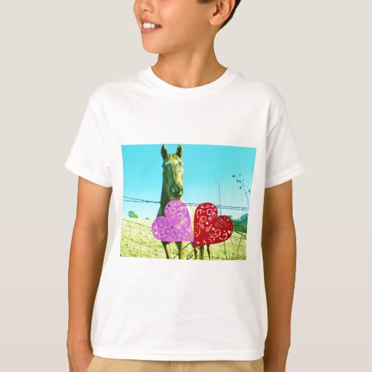 Blond paard en roze en rood hart t-shirt (Voorkant)