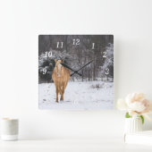 Blond Paard Loop In De Sneeuw Wandklok (Huis)