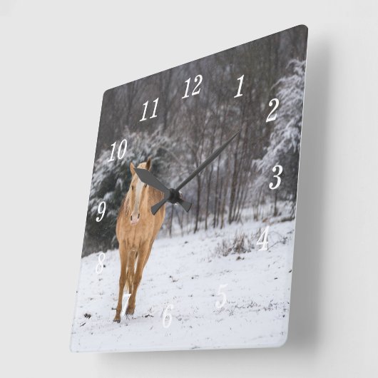Blond Paard Loop In De Sneeuw Wandklok (Hoek)