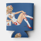 Blond verpleegster in uniform trekken kousen blikjeskoeler (Voorkant)