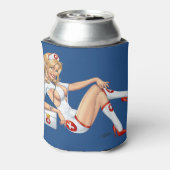 Blond verpleegster in uniform trekken kousen blikjeskoeler (Blikje Achterkant)