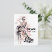 Blond vrouw in luipaard jurk met glas wijn briefkaart (Staand voorkant)