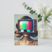 blond vrouw met een kleur-tv op haar hoofd briefkaart (Staand voorkant)