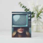  blond vrouw met een tv op haar hoofd briefkaart