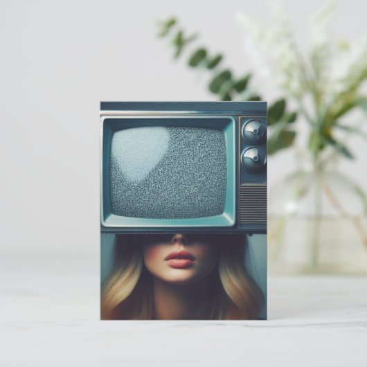 blond vrouw met een tv op haar hoofd briefkaart (Staand voorkant)