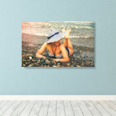 Blond vrouw op het strand canvas afdruk (Insitu (Houten vloer))